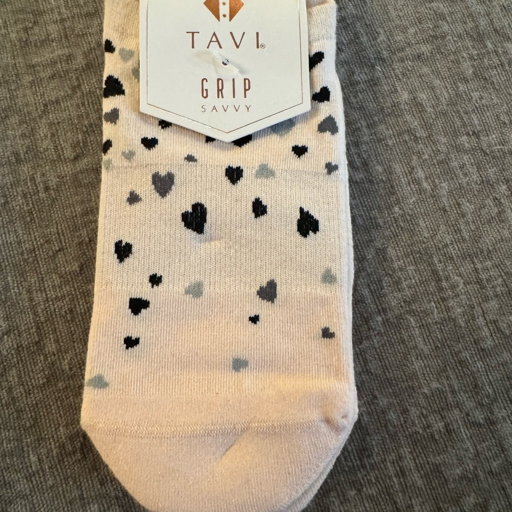 Tavi Grip Savvy Socks - Cream with Black and Gray Hearts